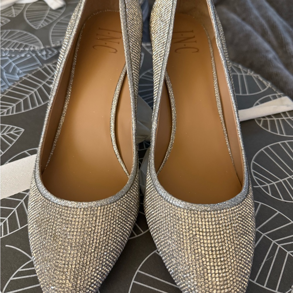 INC International Concepts Zitah Pointed Toe Pumps Silver Crystal Sz 9.5 NIB